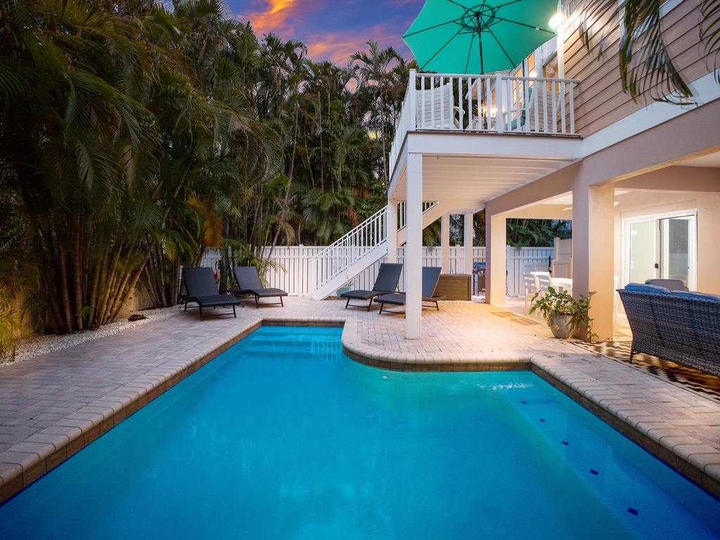Swim-Up Lounge Bench Spot
