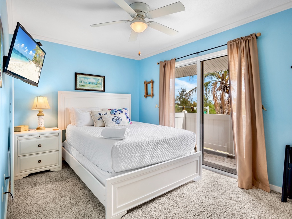 Primary Bedroom, Queen bed