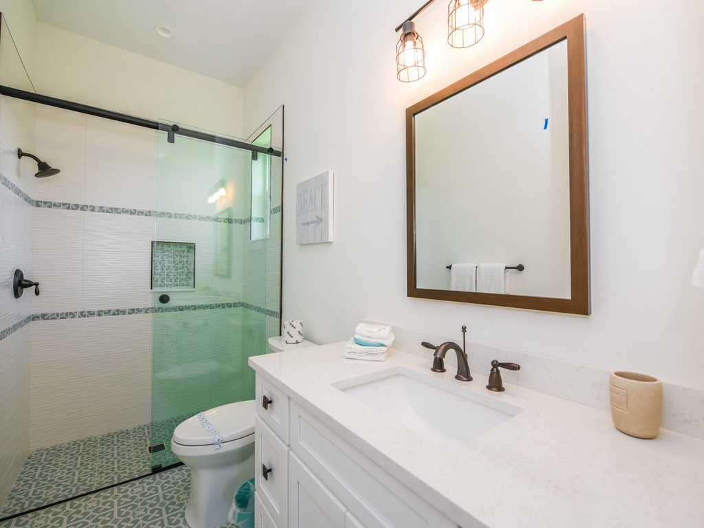 Bathroom - En Suite and Hallway Access