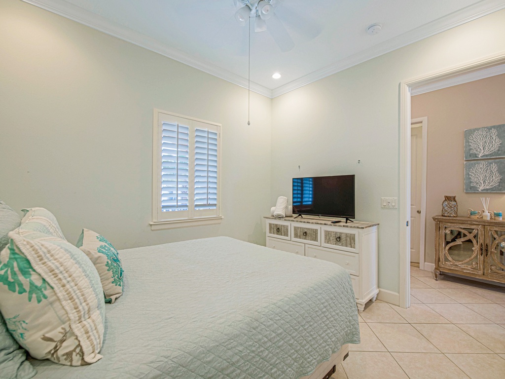 Second Bedroom - Queen