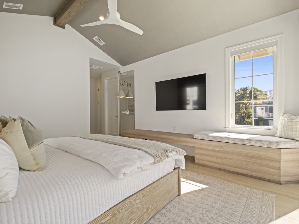 Primary Bedroom, King bed