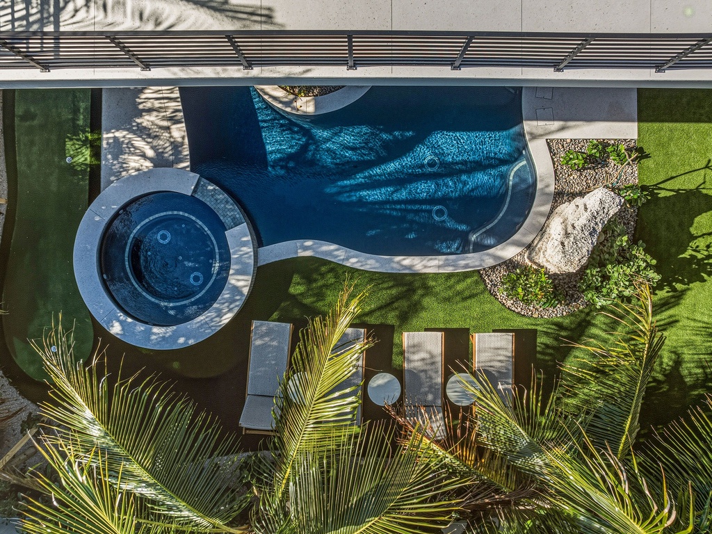 Private pool with spa