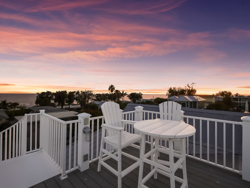 Panoramic Rooftop Chill Lounge