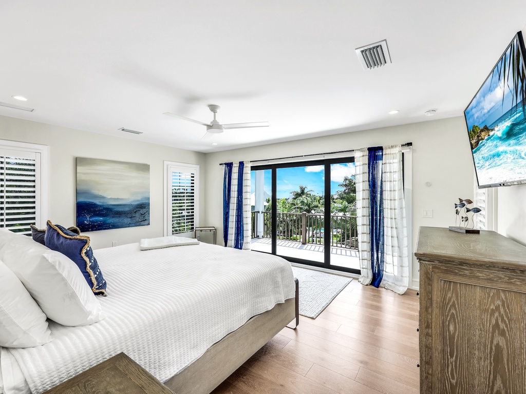 Queen Bed and Roof Top Access