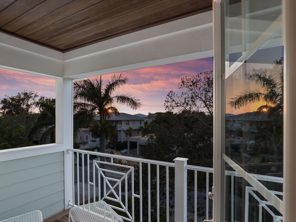 Second Bedroom (2nd Floor), King bed