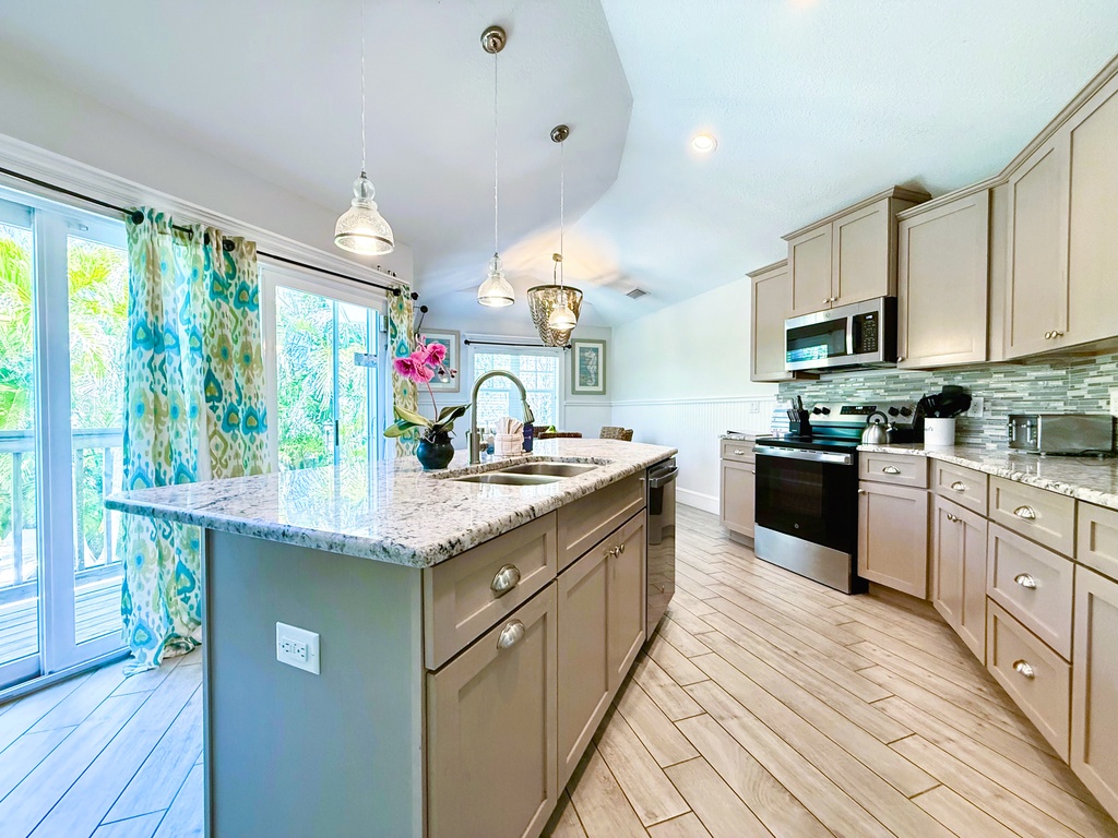 Bright Spacious Kitchen