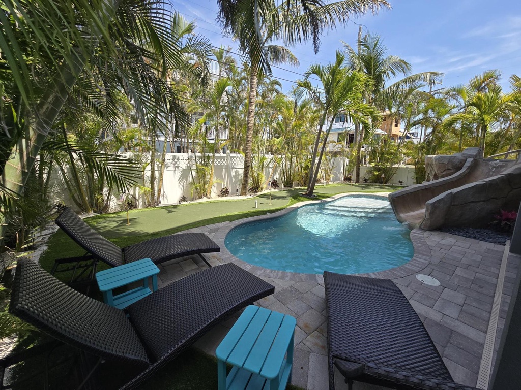 Poolside Garden Retreat Zone - AMI Locals