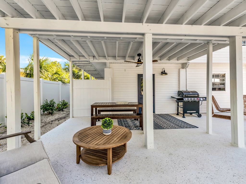 Outdoor Dining Area - BBQ Grill