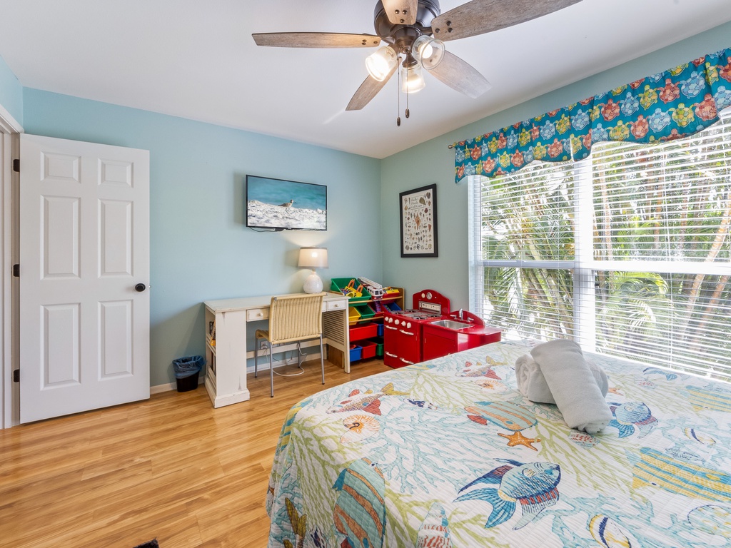 Fourth Bedroom, Queen