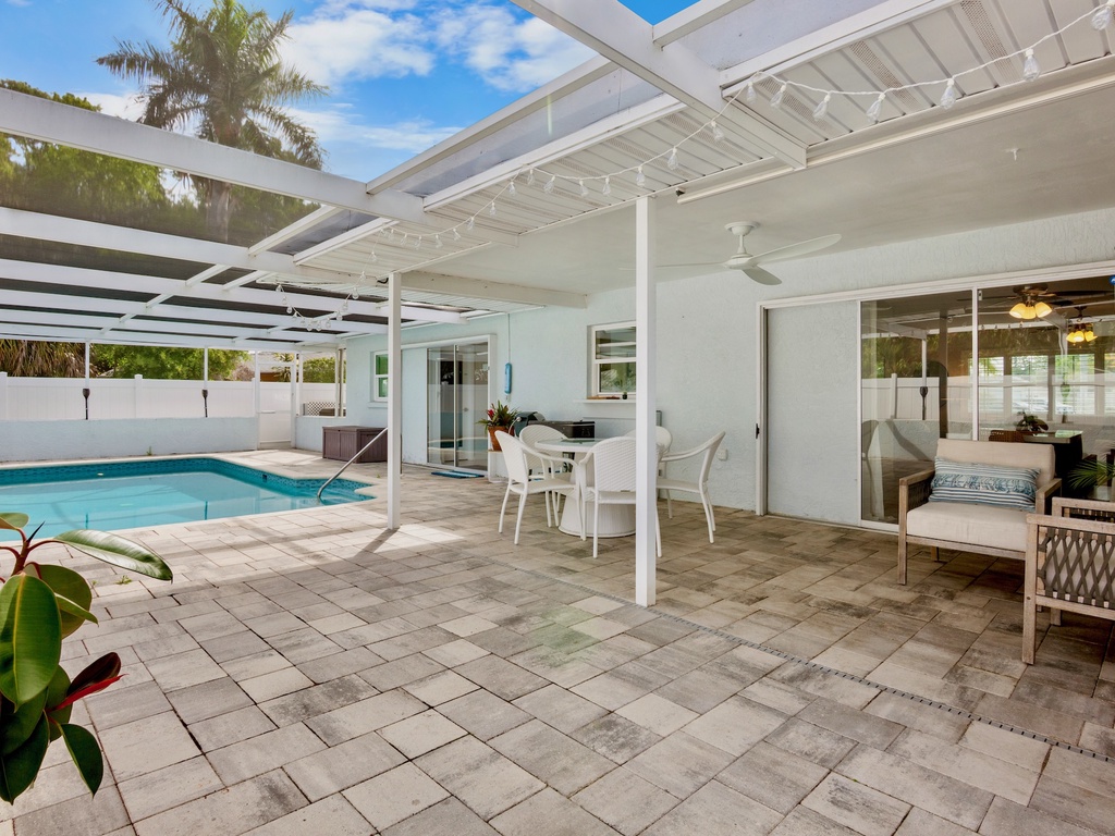 Private Pool with Outdoor Dining