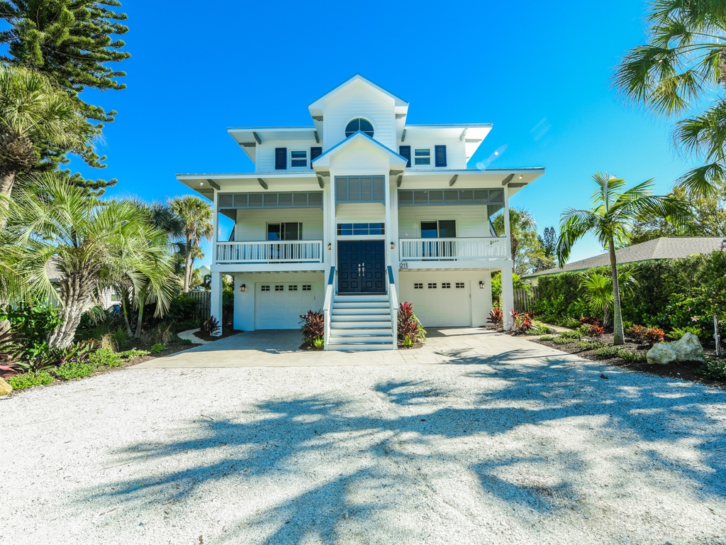 Castaway Cove by AMI Locals