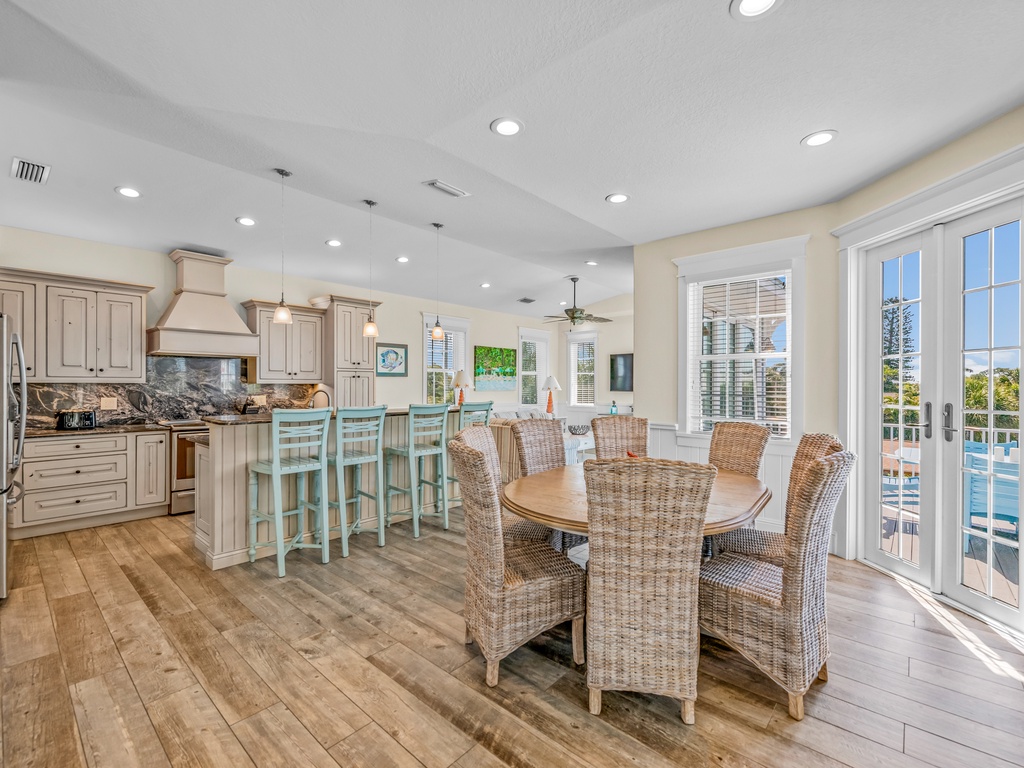 Breakfast Bar & Dining Area