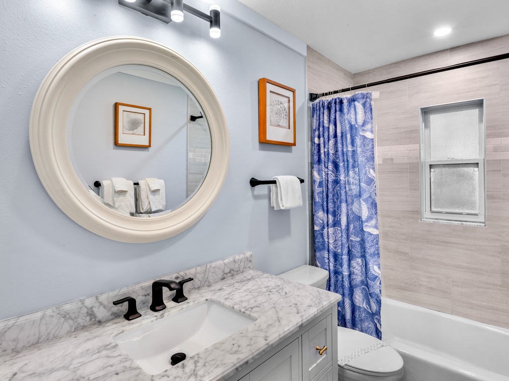 Additional bathroom with a shower/tub combo