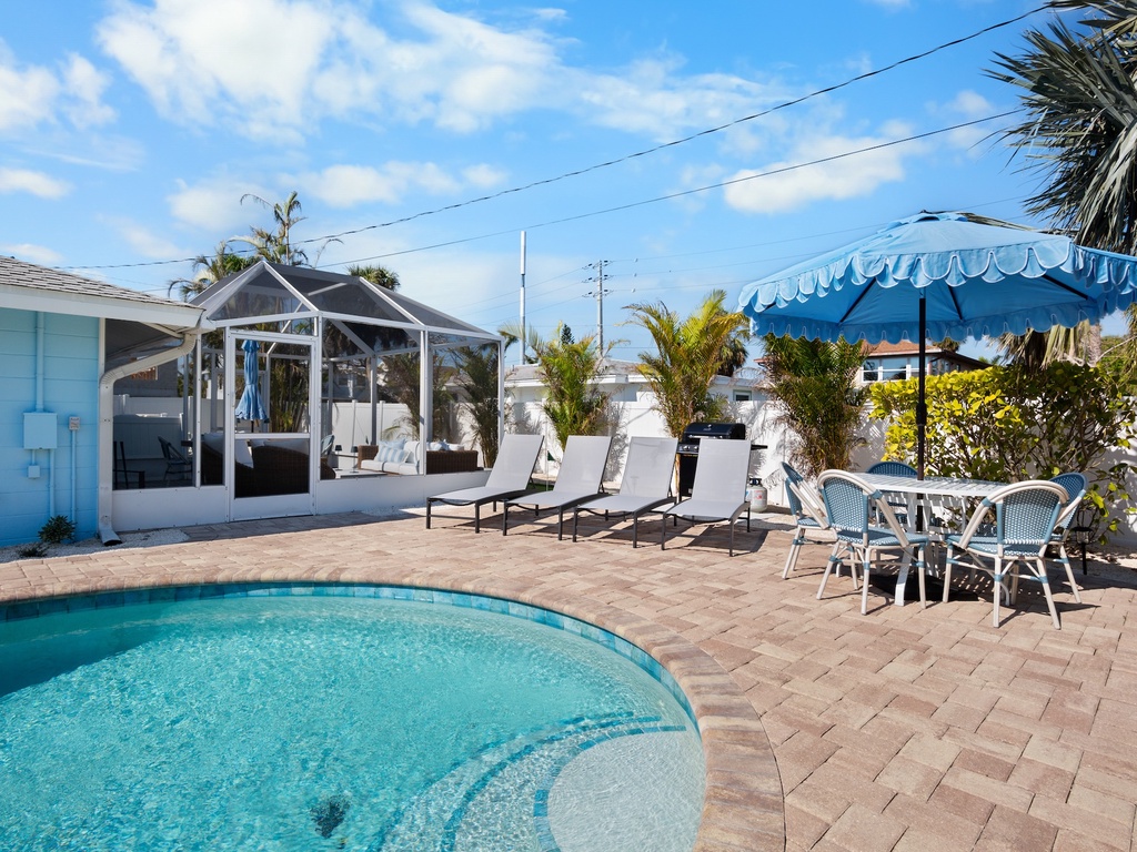 Poolside Loungers, Outdoor Dining