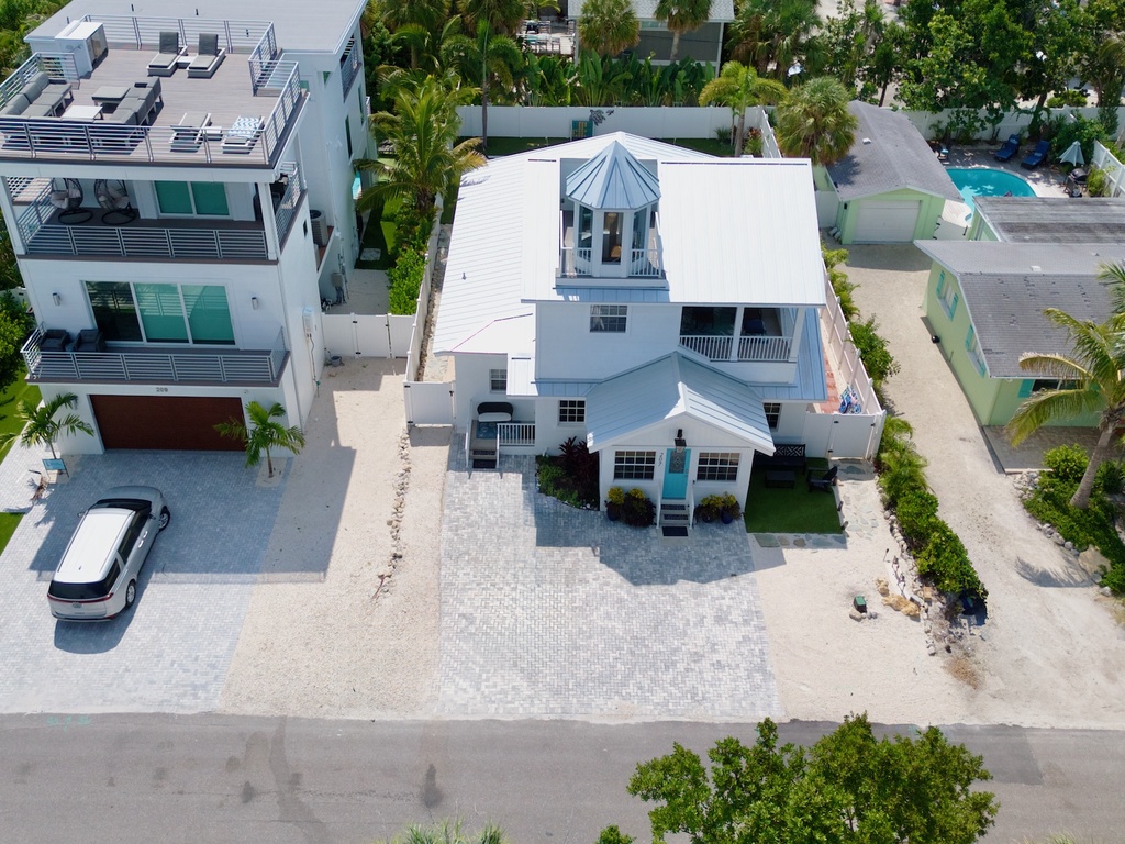 A Charming Beach Cottage on Elm by AMI Locals