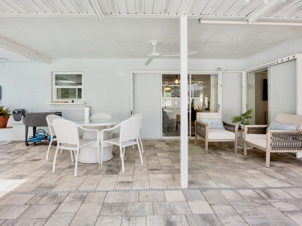 Outdoor Lounge and Dining