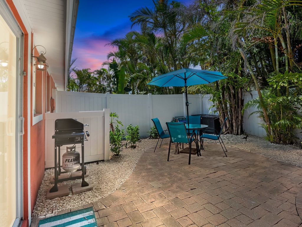 Outdoor Grill, Outdoor Dining Area