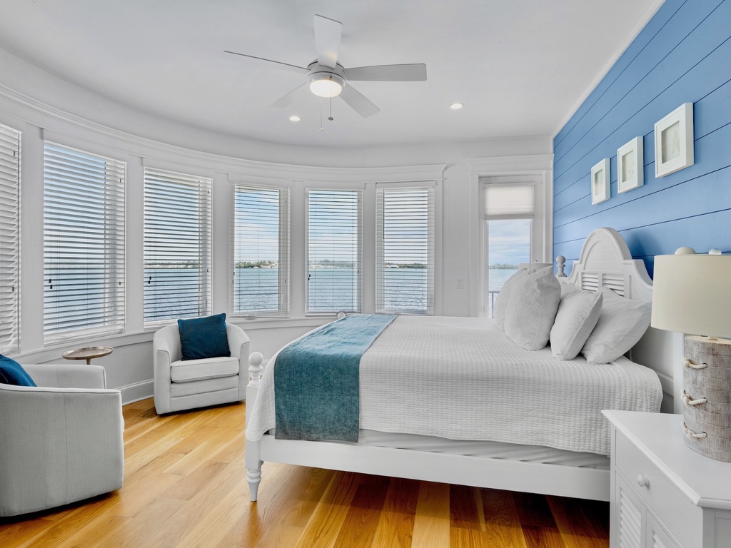 Primary Bedroom (3rd floor)- King bed