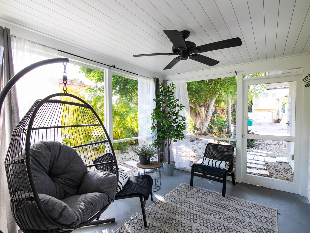 Front Screened-in Porch B
