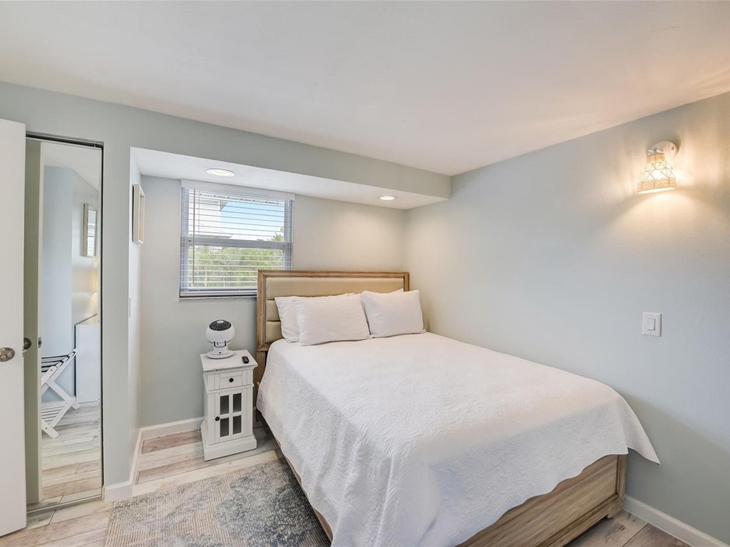 Second Bedroom, Queen