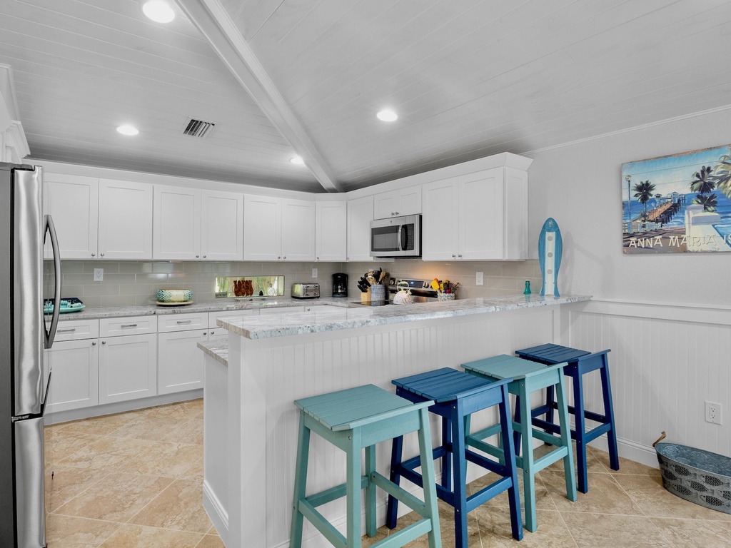 Fully equipped kitchen with bar seating