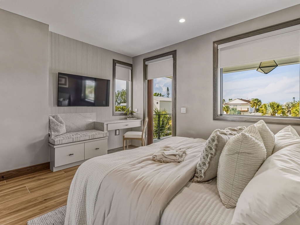 Third Bedroom, Queen bed