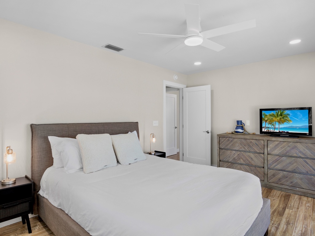 Second Bedroom, Queen