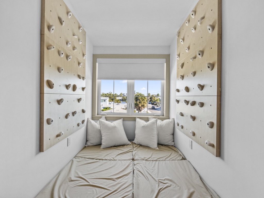 Third Bedroom, Sleeping nook with creative climbing wall