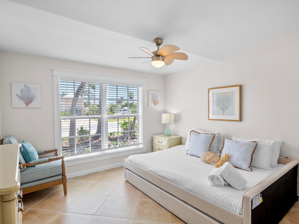 Second Bedroom, Queen