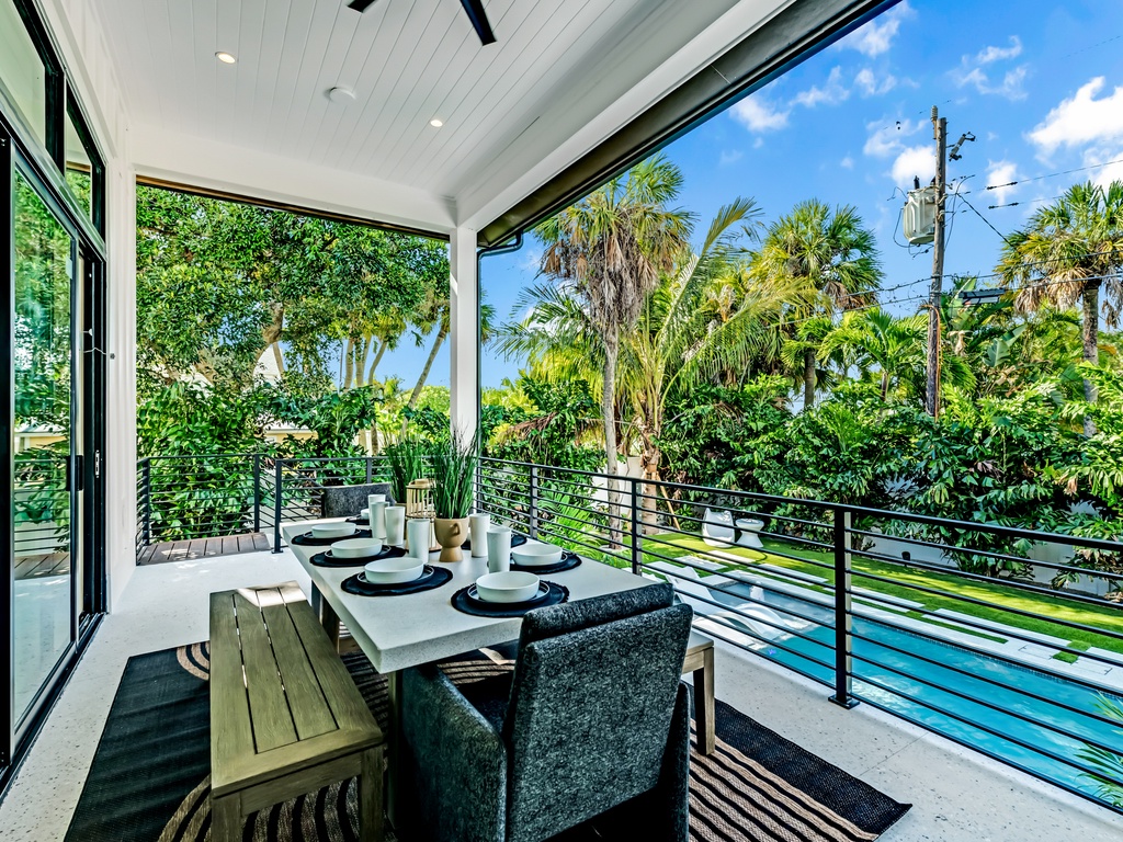 Balcony - Outdoor Dining