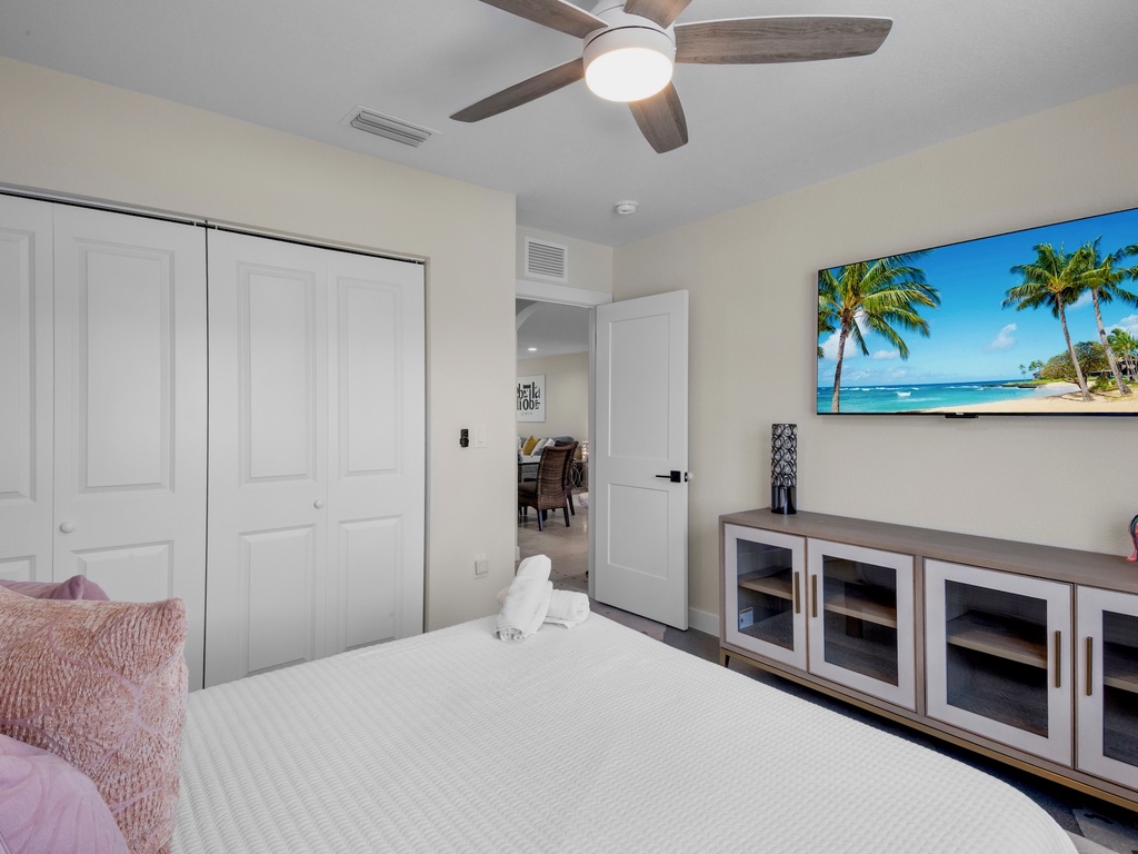 Second Bedroom, Queen