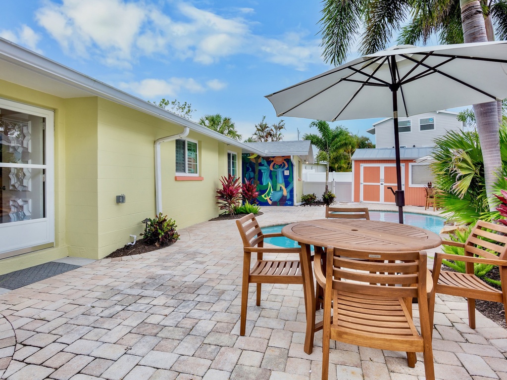Outdoor Dining Overlooking Pool