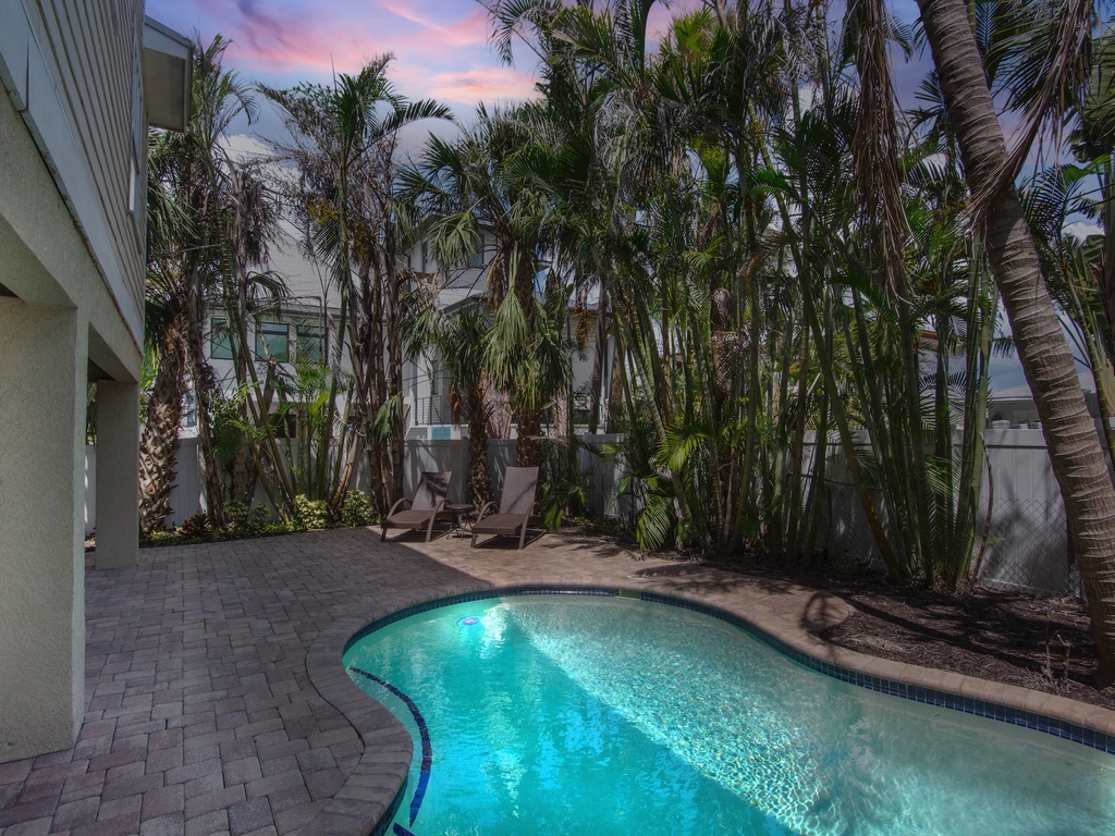 Private Pool, Loungers