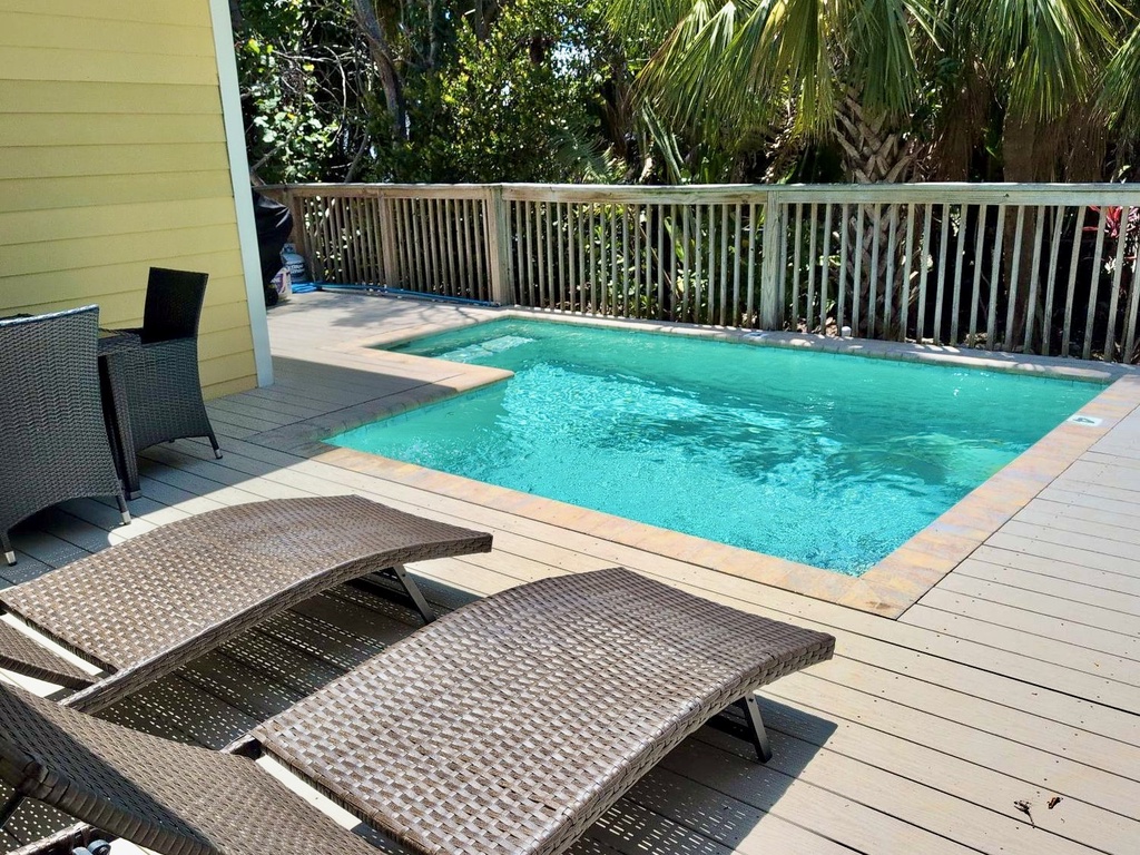 Private Pool, Poolside Loungers