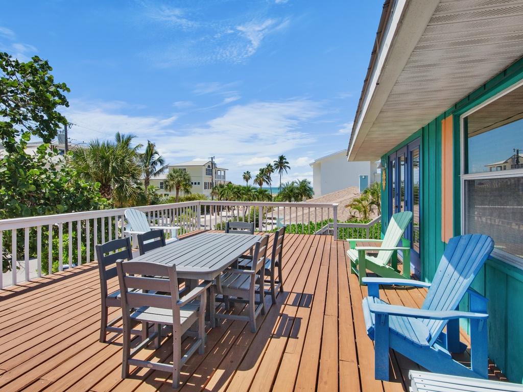 Spacious table outdoors for 6