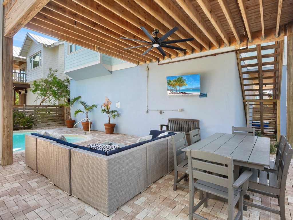 Poolside Living, Dining Area