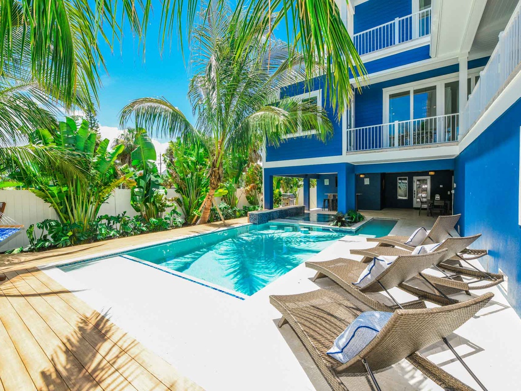 Private Pool and Lounge