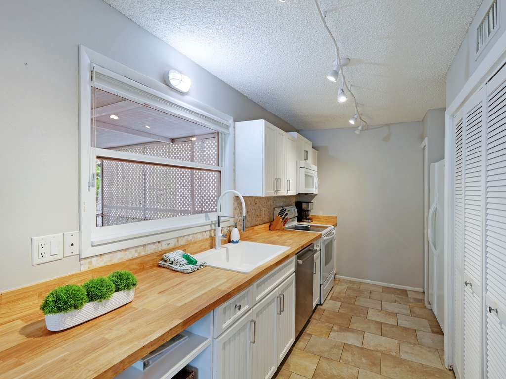 Fully Equipped Modern Kitchen