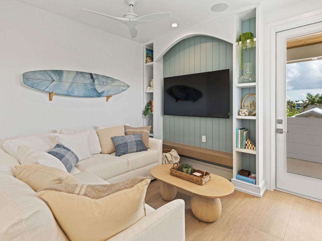 Additional Lounge Area with TV