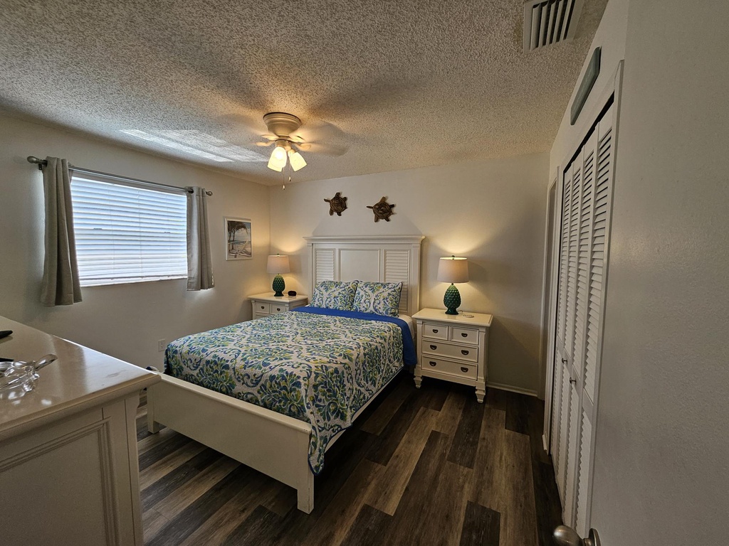 Primary Bedroom - Queen