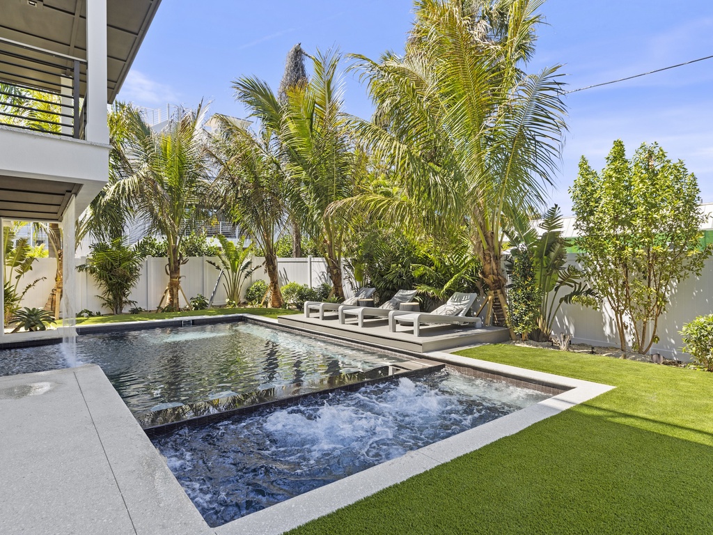 Private Pool and Spa with Sun Loungers