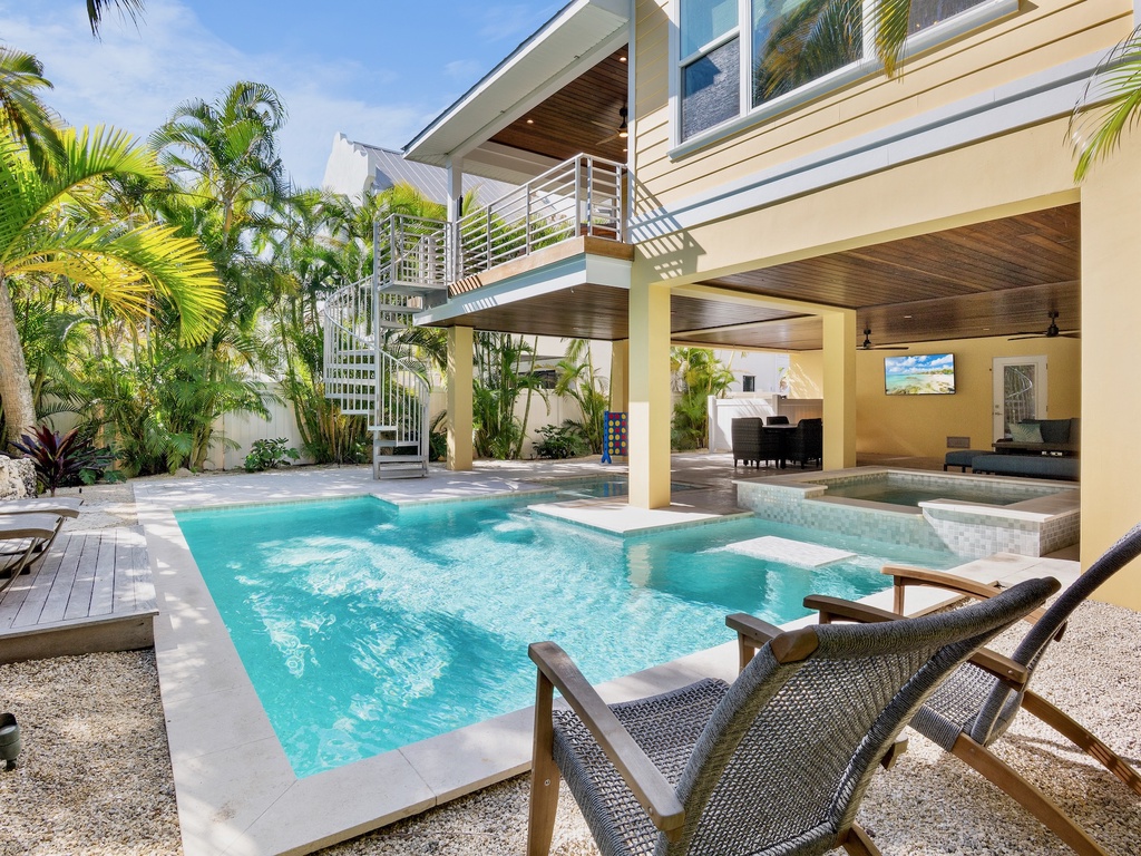 Private pool and hot tub combo