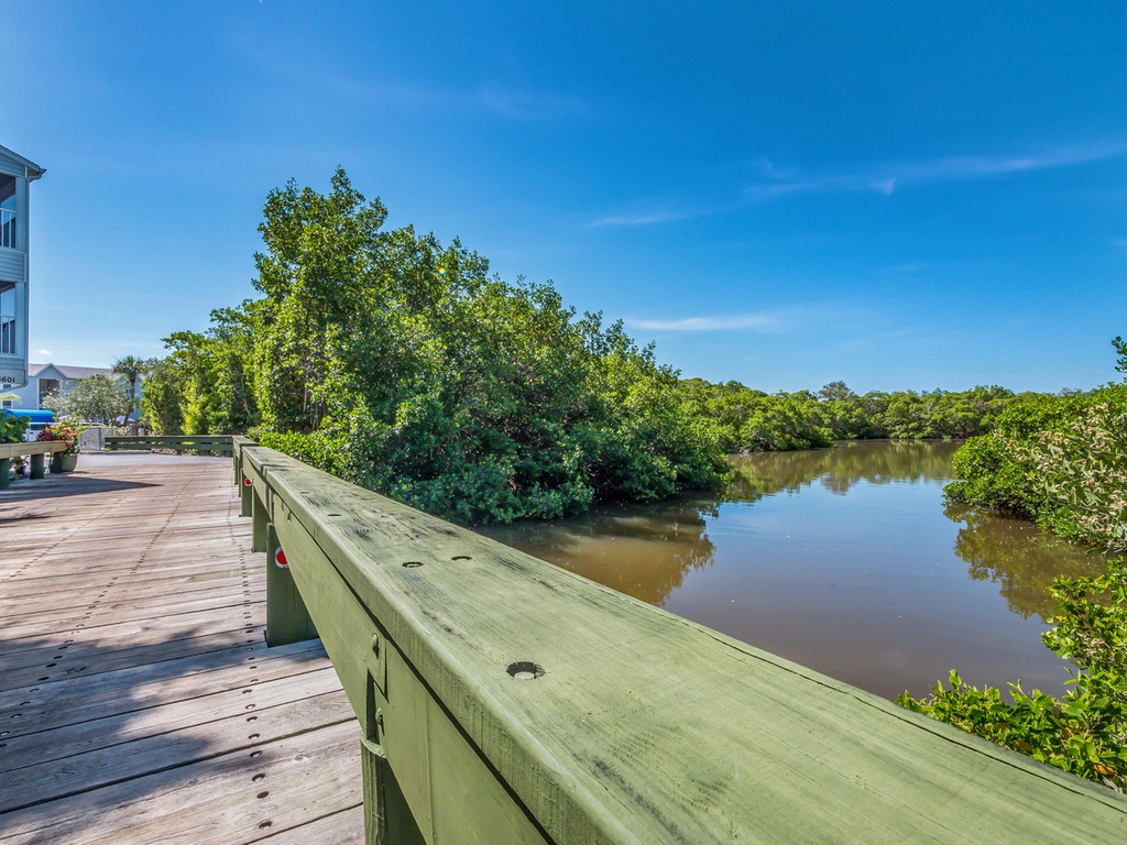 10-minute walk to the beach