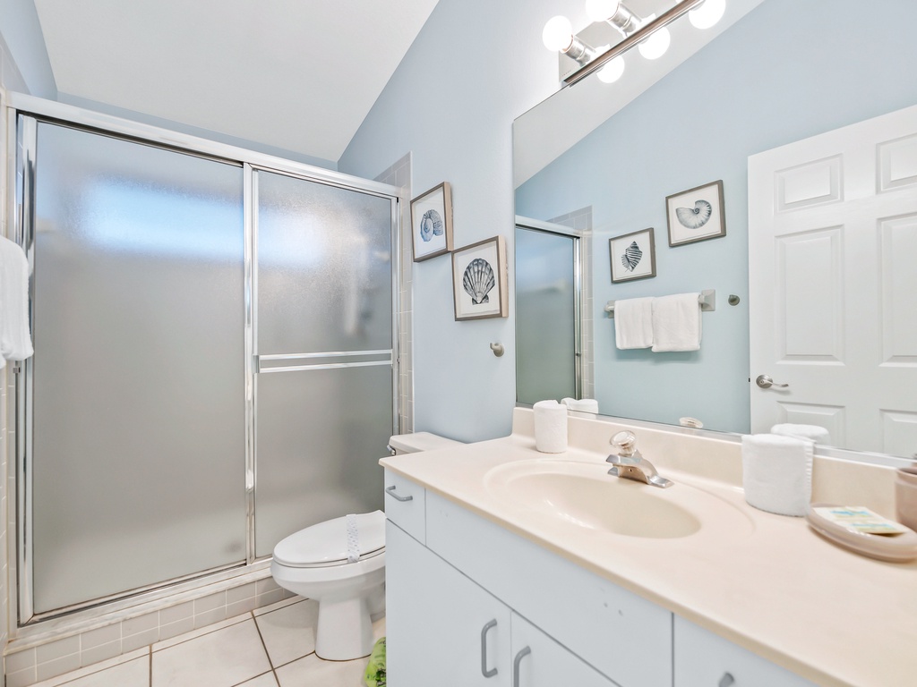 Shared Full Bathroom in Hallway