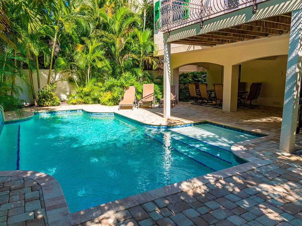 Poolside dining or lounging