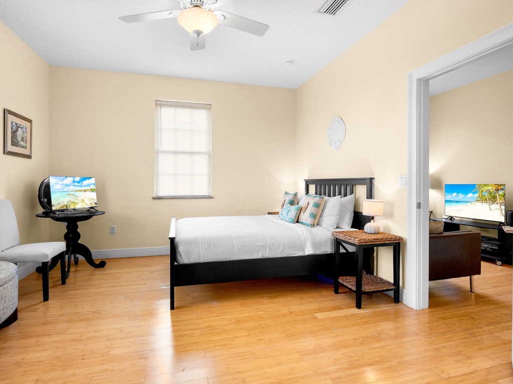 Second Bedroom, Queen
