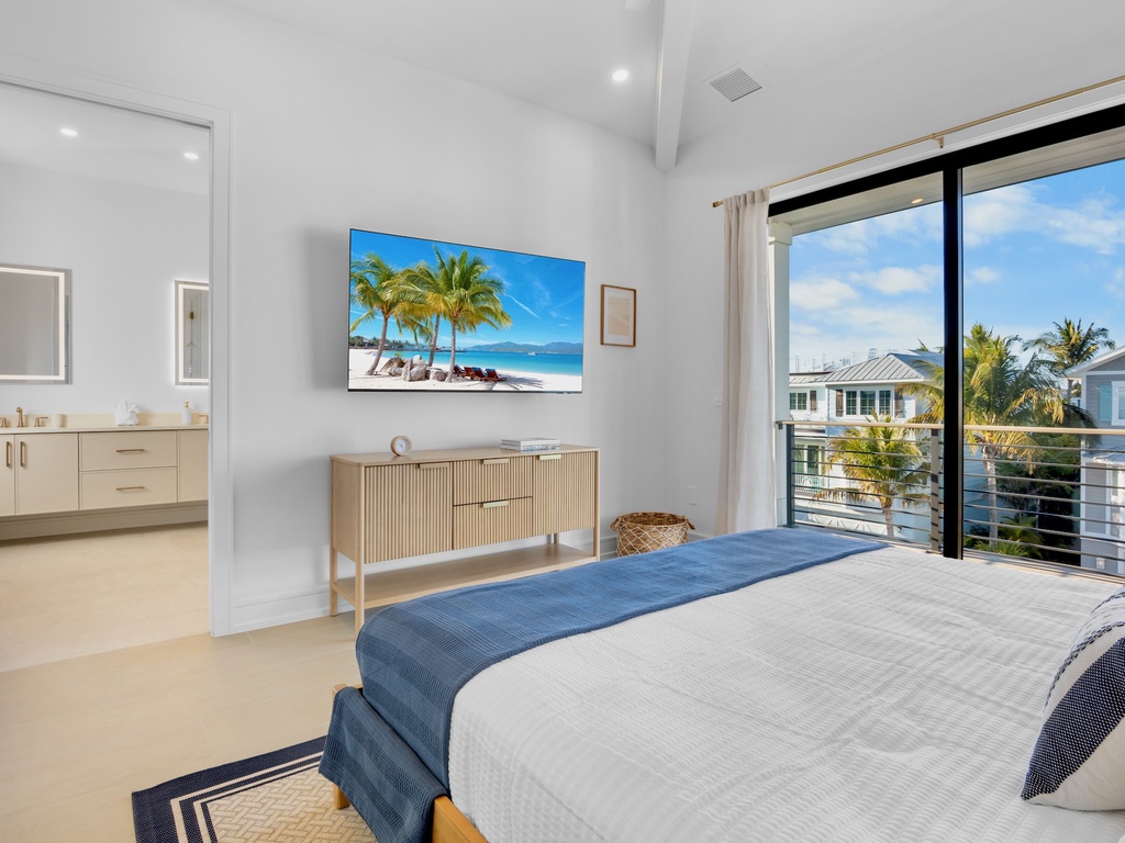 Fifth Bedroom, King bed