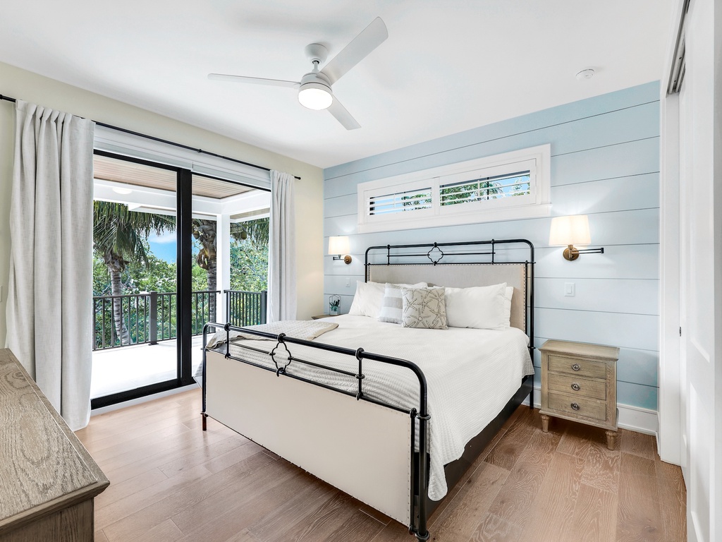 Queen Bed & Rooftop Access