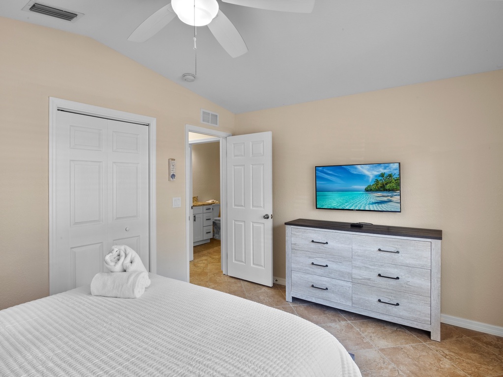 Second Bedroom, Queen