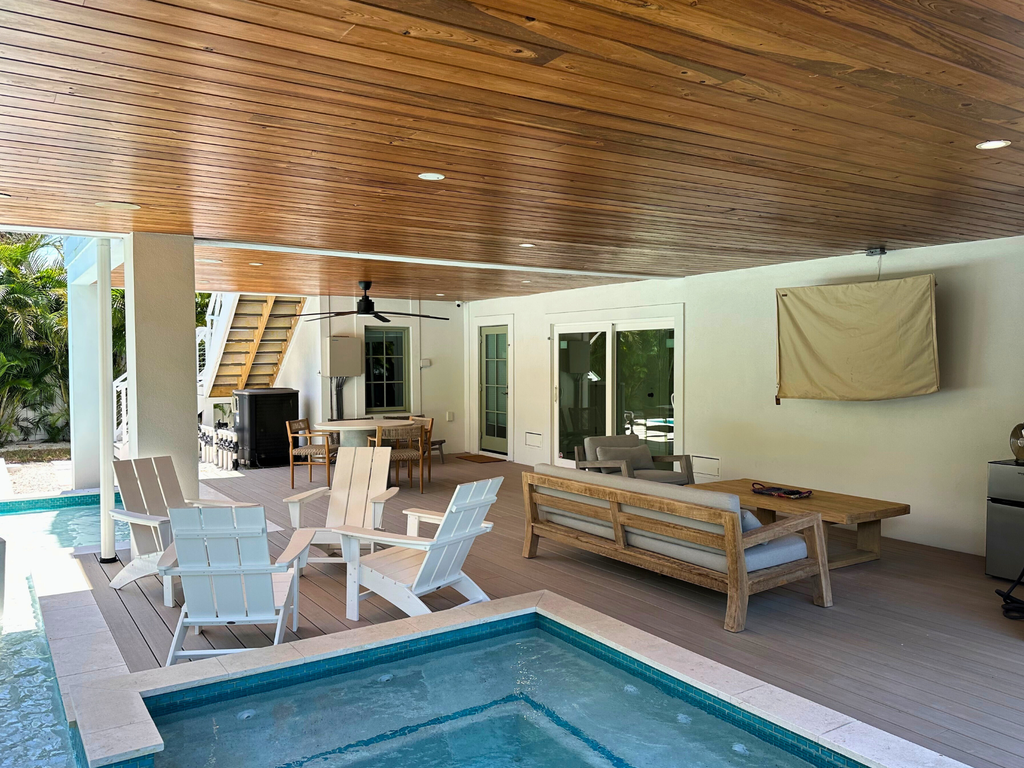 Seating Area and Spa